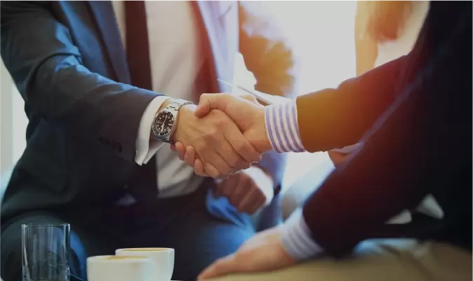 Hombres estrechandose la mano