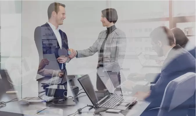Hombres estrechandose la mano